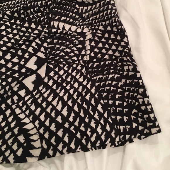 FOREVER 21  Black & Cream Tribal Print Mini-Skirt Size L - Picture 2 of 4